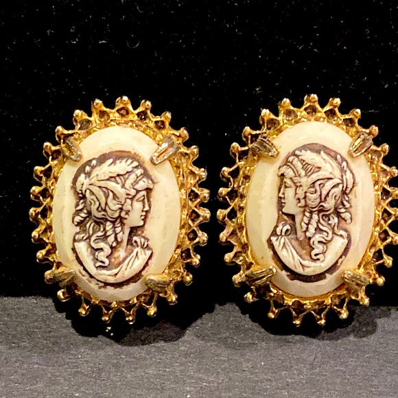 FlorenzA Gold Tone Cameo Earrings with Clip Backs. - Picture 1 of 5